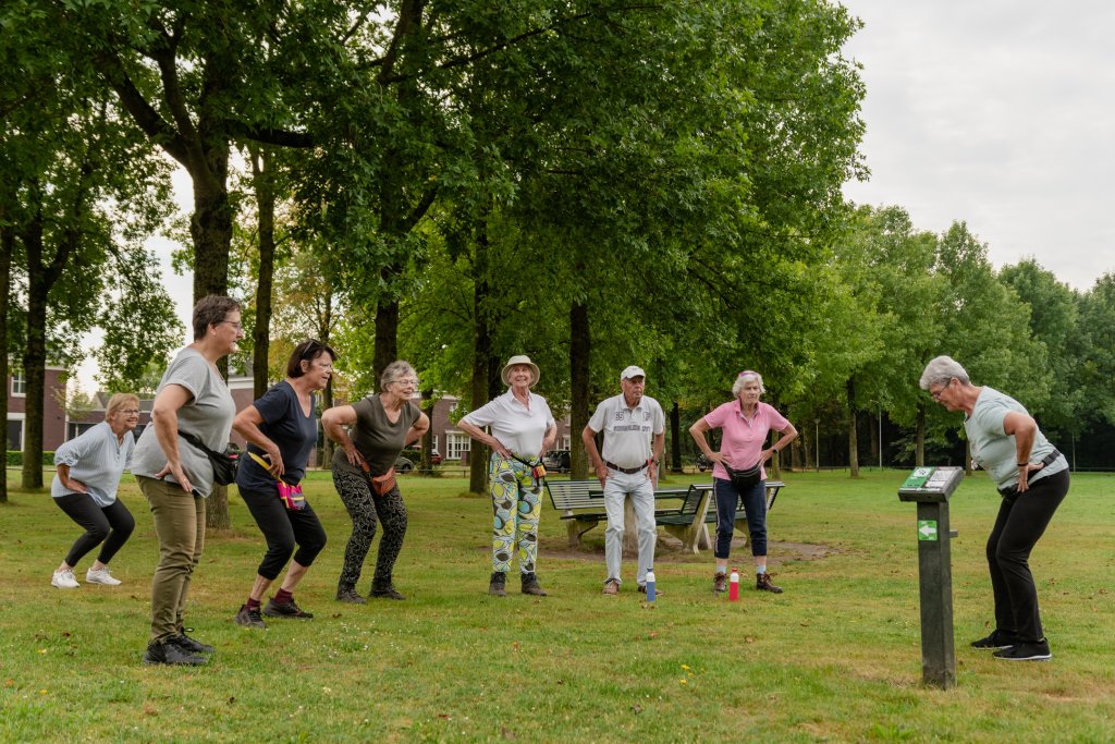 Beweeggroep QR-FIT doen oefeningen aan het park