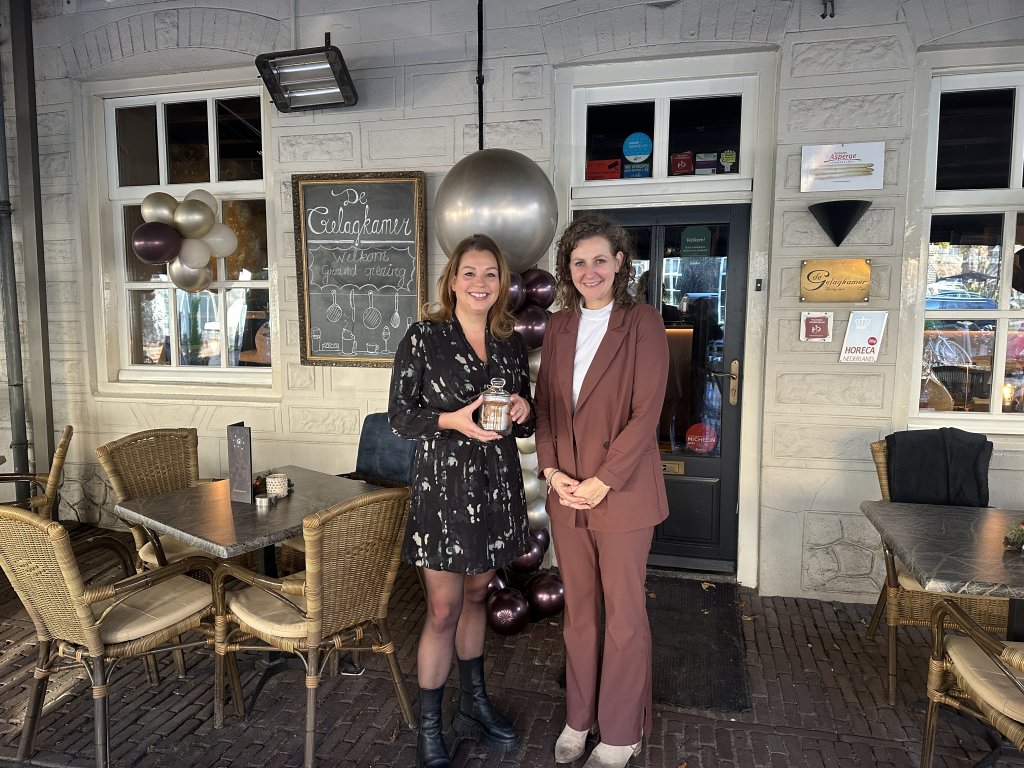 Linda Rovers van Brasserie TOF! en wethouder Claud Leermakers. 