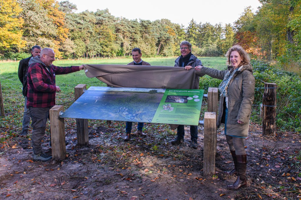 Onthulling van het herinneringsbord Muntschat Baest samen met wethouder Joep van de Ven. 