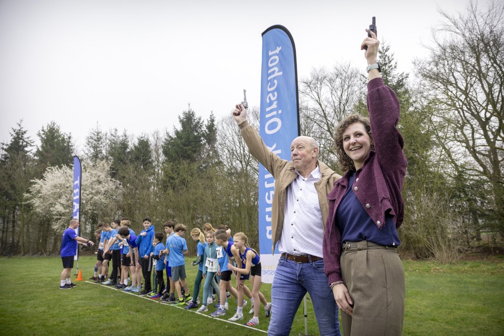 Wethouder Claud Leermakers geeft samen met Hennie van Rijt (voorzitter Atletiek Oirschot) het startschot.