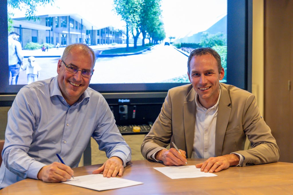 Wethouder Paul van den Biggelaar en en Ruud Heldens, directeur van Aarts Bouw, tekenen de aanneemovereenkomst. 