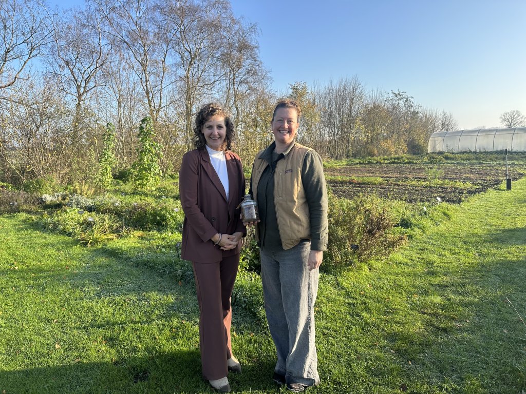 Wethouder Claud Leermakers en Jessica Peters van Van de Pallande.