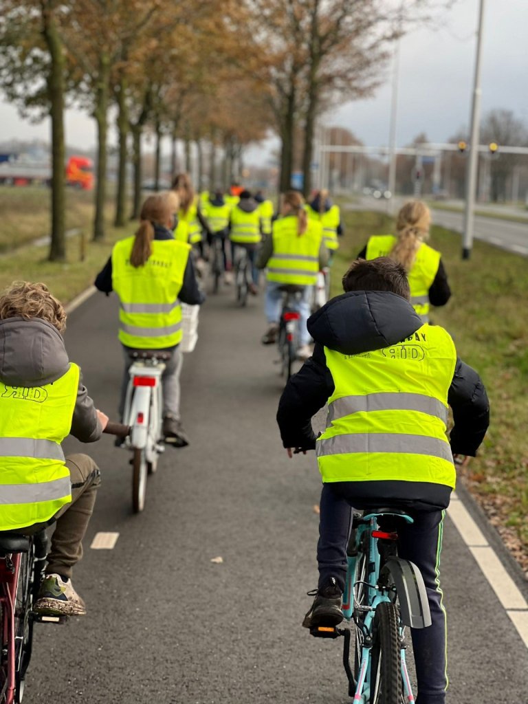 Reflection dag: kinderen op fiets in reflecterende hesjes