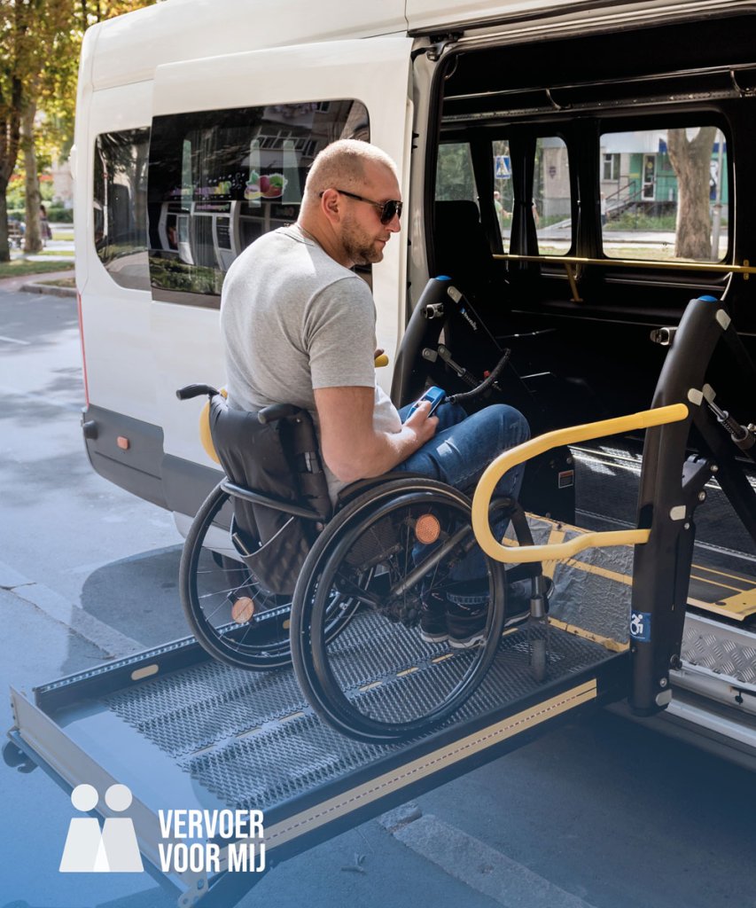 man in rolstoel word via een speciale lift in de bus gereden