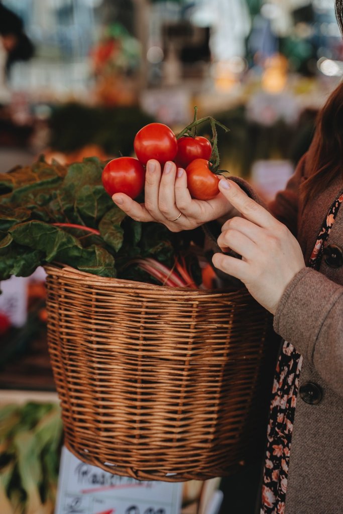 Een vrouw met op de weekmarkt