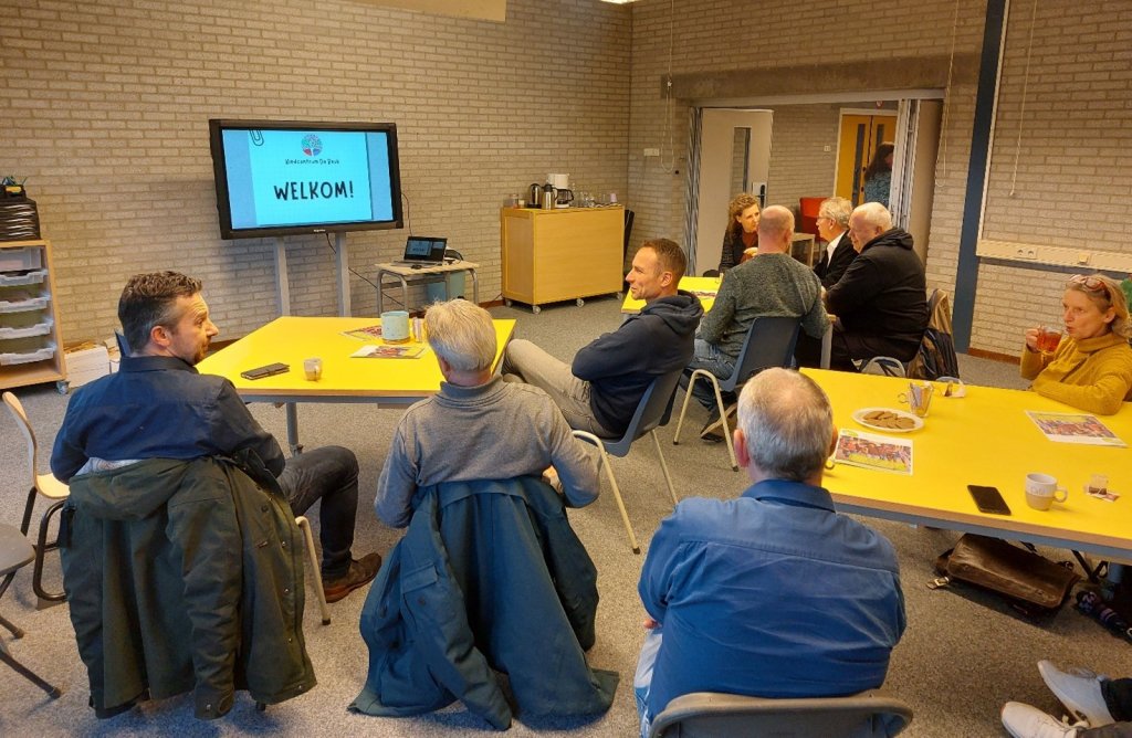 Raadsleden terug in de klas tijdens werkbezoek aan Kindcentrum de Beuk