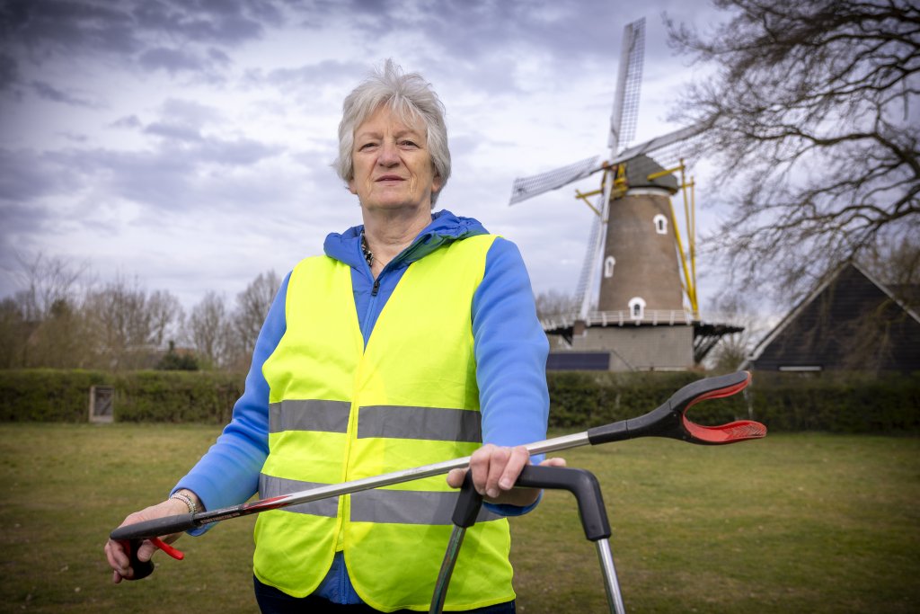 ZAP'per Annemiek Bevers met grijpstok voor de molen in De Notel. 