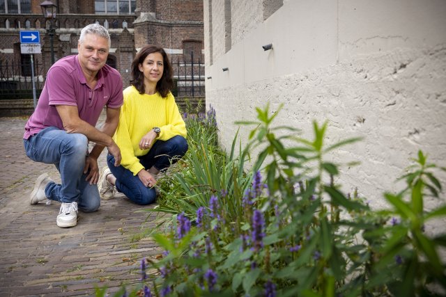 Peter en Kirsten bij een geveltuintje