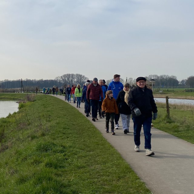 Mensen die wandelen in een natuurgebied