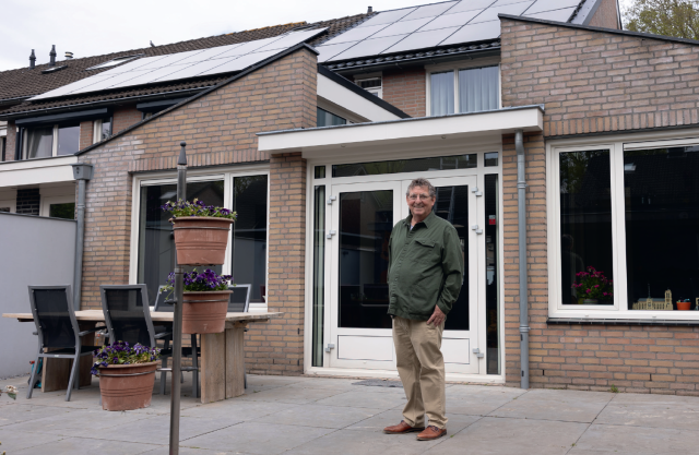 Carel van den Berk voor zijn verduurzaamde woning.