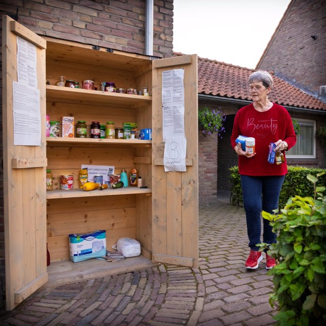 Jeanne vult Het Oirschotse minimahuisje. 
