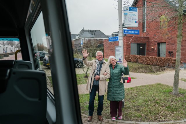 Ouderen die zwaaien naar bravoflex