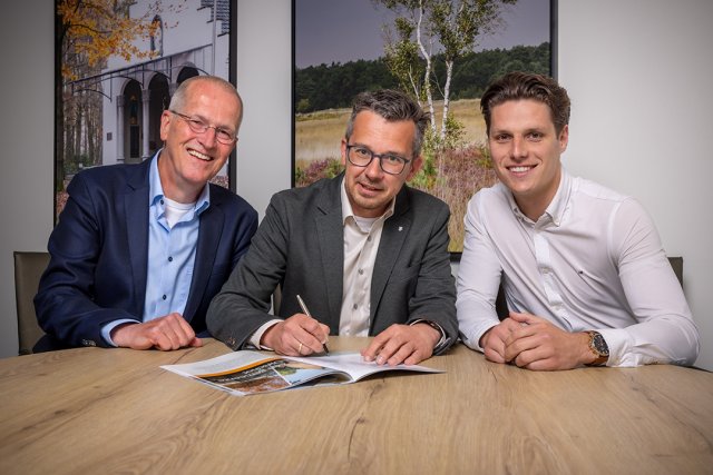 Joris van de Loo, Fons Peeters en Daan Goutziers, fractievoorzitters van de coalitiepartijen, ondertekenen het coalitieakkoord 
