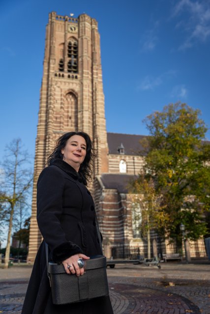 Kunstenaar Maartje Meerman voor de Sint-Petrusbasiliek