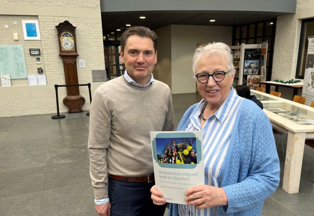 Aanbieding door Ineke Strouken, schrijver van de nota Immaterieel Erfgoed Oirschot, aan wethouder Joep van de Ven op 27 maart 2024 (foto: Theo Kralt)