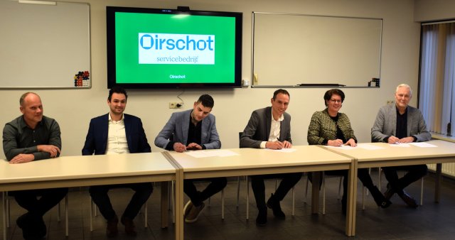 Samenwerkingsovereenkomst ondertekend voor Integraal Maatschappelijk Beheer in Oirschot door wethouders Paul van den Biggelaar en Corine van Overdijk, samen met Jeremy van Kemenade (Triander) en Marc Christiaens (WSD).
