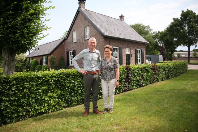 Theo en zijn vrouw voor hun verduurzaamde woning