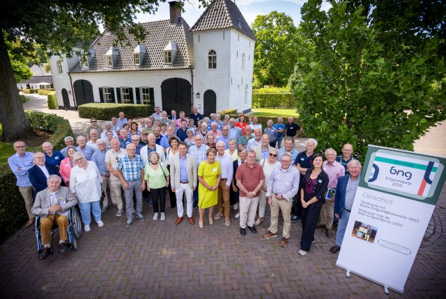 Vrijwilligers erfgoed vieren het winnen van de BNG erfgoedprijs.
