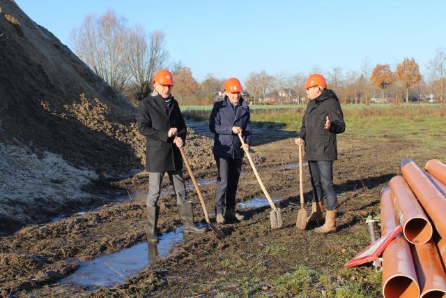 V.l.n.r. Toin Meeuwsen (Berghege Heerkens Bouwgroep), Joep van de Ven (wethouder) en Armand Cieters (Woonstichting 'thuis).