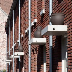 Potten op gevels van huizen