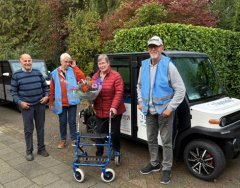 Tonny Hems ontvangt bij de eerste rit van ’t Opstapje een bos bloemen.