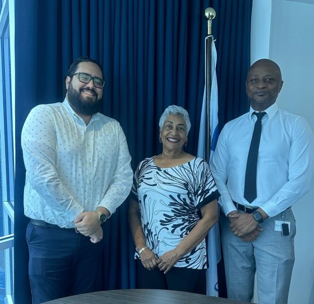 De Voorzitter van de Algemene Rekenkamer van Curaçao, Joël Felida, de Ondervoorzitter van de Raad van Advies van Curaçao, Lizanne Dindial en Ombudsman Keursly Concincion.