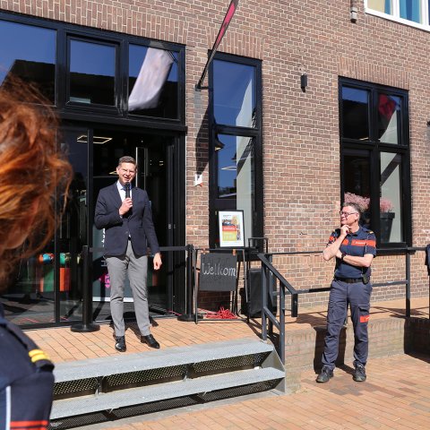 Burgemeester Werkman opent de brandweer pop-up in Oosterwolde