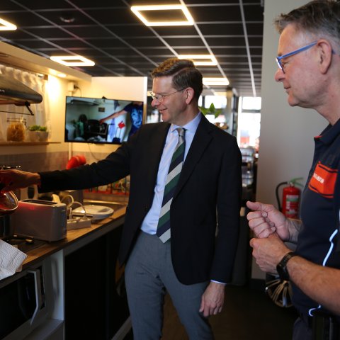 Burgemeester Werkman met brandweer bij brandende pan