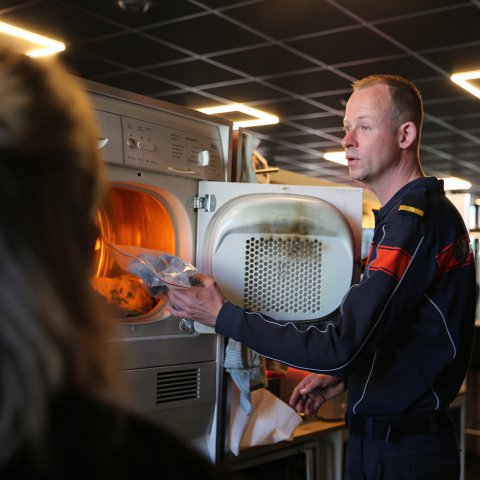 Brandweer bij wasdroger vertelt over brandveiligheid