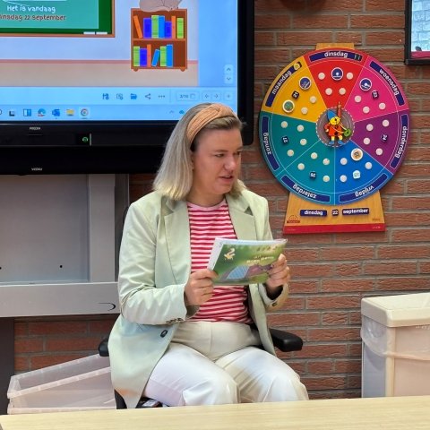 Burgemeester Edema leest voor