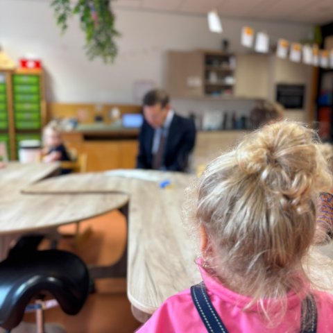 Burgemeester Werkman leest voor