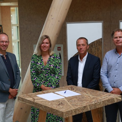Van links naar rechts op de groepsfoto: Thijs Oud (Kunst & COO), Wethouder Lisa Edema, Edwin de Weers (Comprix) en Alfred Vos (De Tjongerwerven).