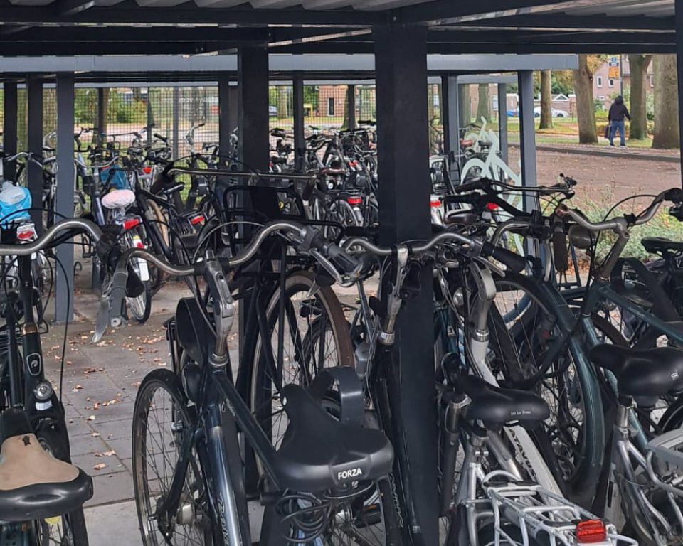 fietsen in fietsenstalling