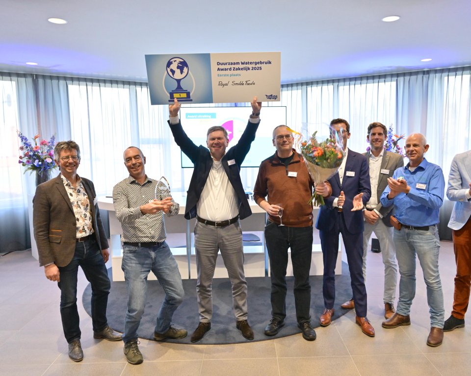 De winnaar van de Award Duurzaam Watergebruik Zakelijk 2025, Royal Smilde Foods, met de vakjury.
