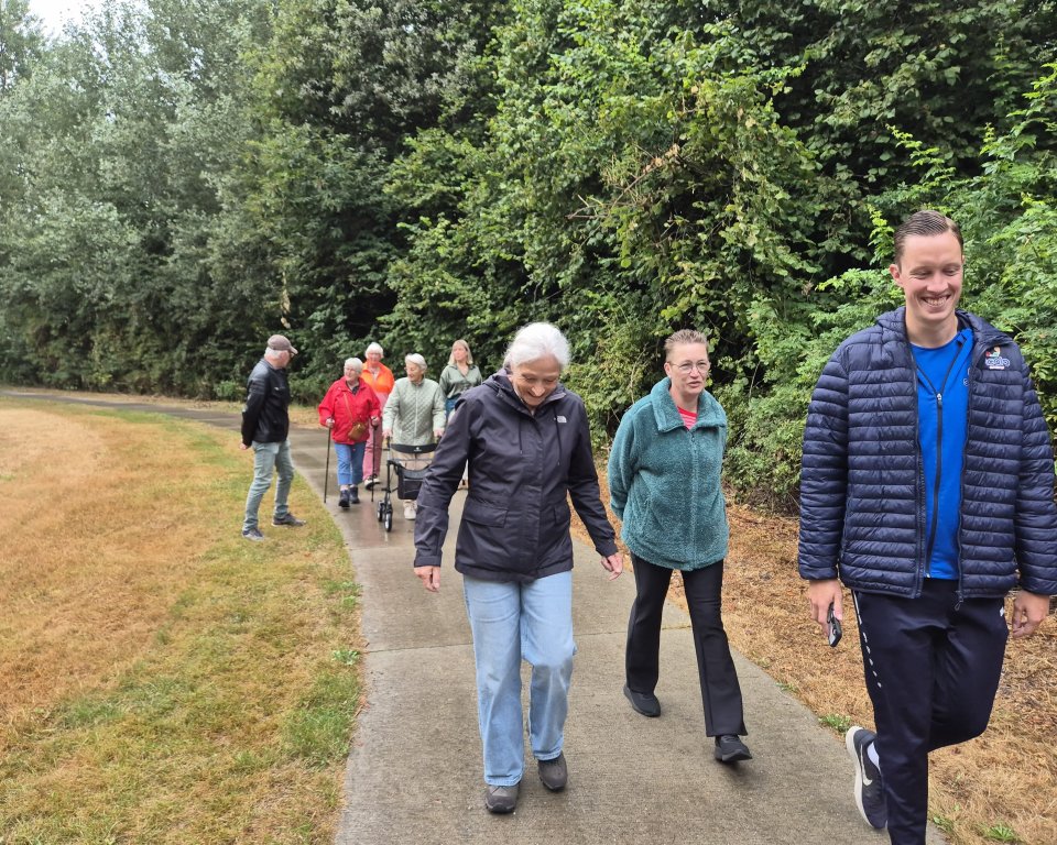 mensen wandelen met beweeggroep