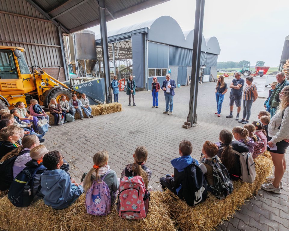 Klas in kring bij de biologiedag op de boerderij