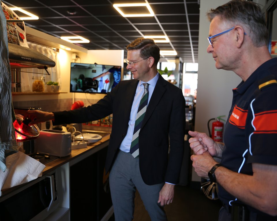 Burgemeester Werkman met brandweer bij brandende pan