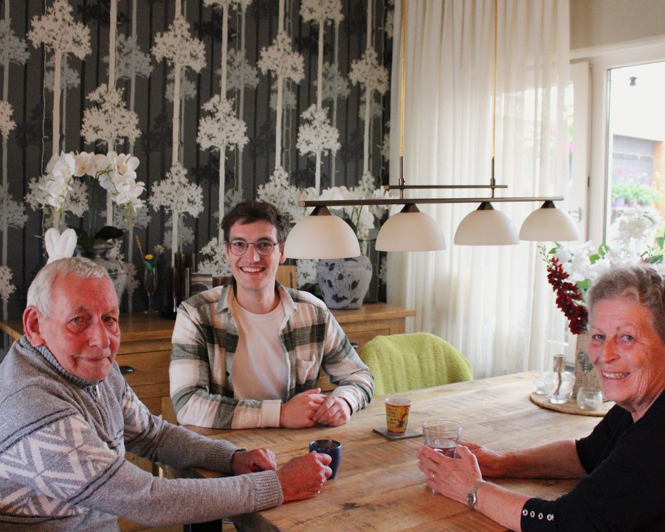 Meneer en mevrouw Kerstholt in overleg met energieverkenner Boas