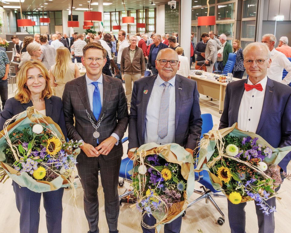 Afscheid drie wethouders Ooststellingwerf met burgemeester Werkman