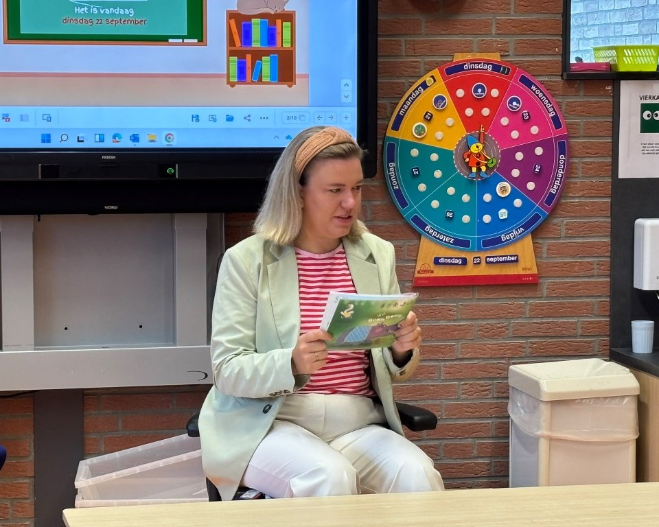 Burgemeester Edema leest voor
