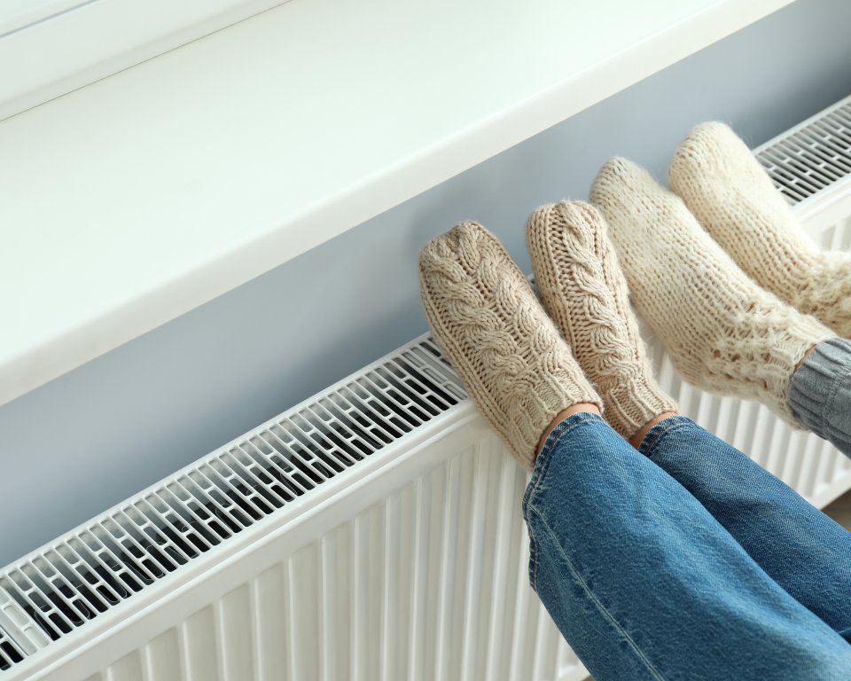 voeten met warme sokken op verwarming om voeten op te warmen