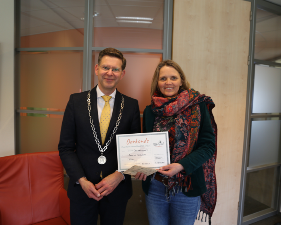 Burgemeester Jack Werkman en Amarins Willemsma op de foto met de oorkonde voor het vinden van het eerste kievietsei