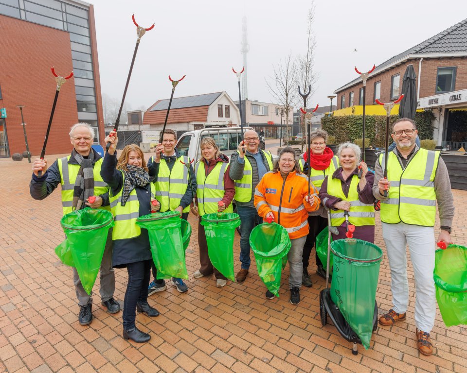 College helpt mee met afval rapen