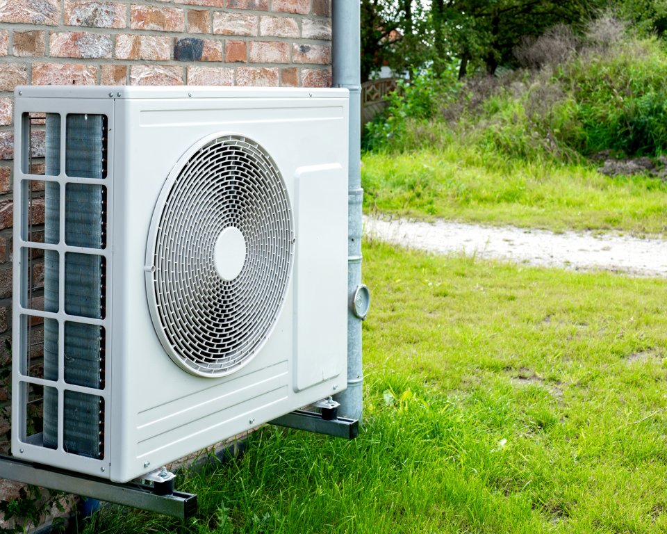warmtepomp naast huis