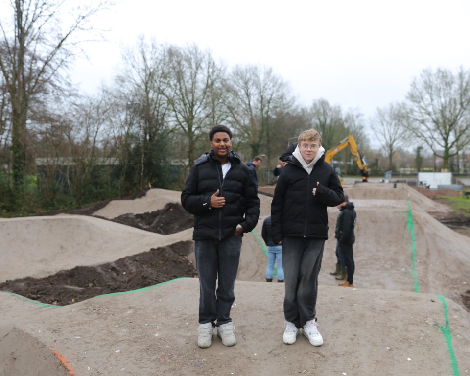 Fallou en Youri bekijken de werkzaamheden