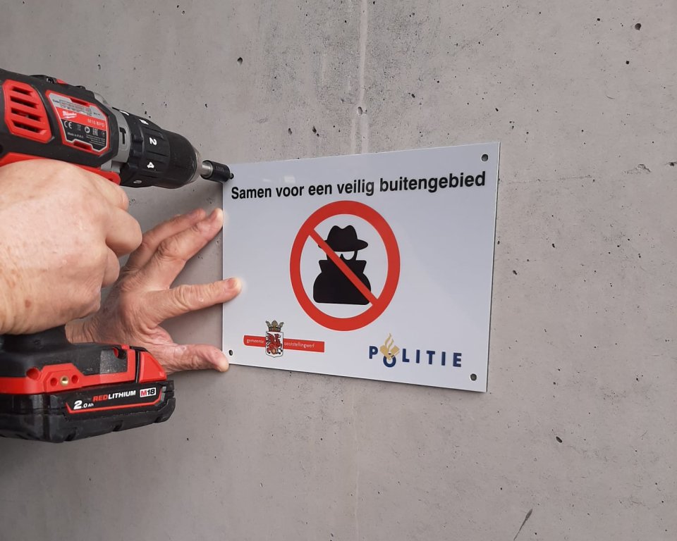 Ophangen bordje voor Samen voor een veilig buitengebied