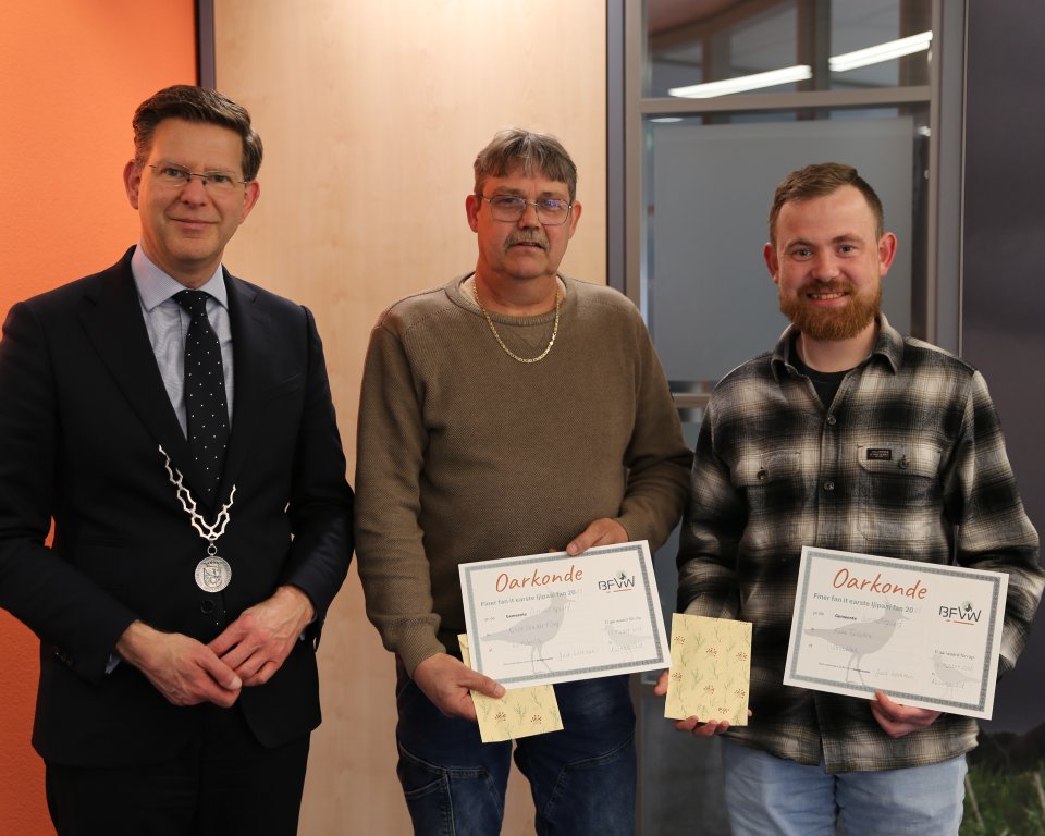 burgmeester werkman en mannen met oorkonde na vinden van kievitsei