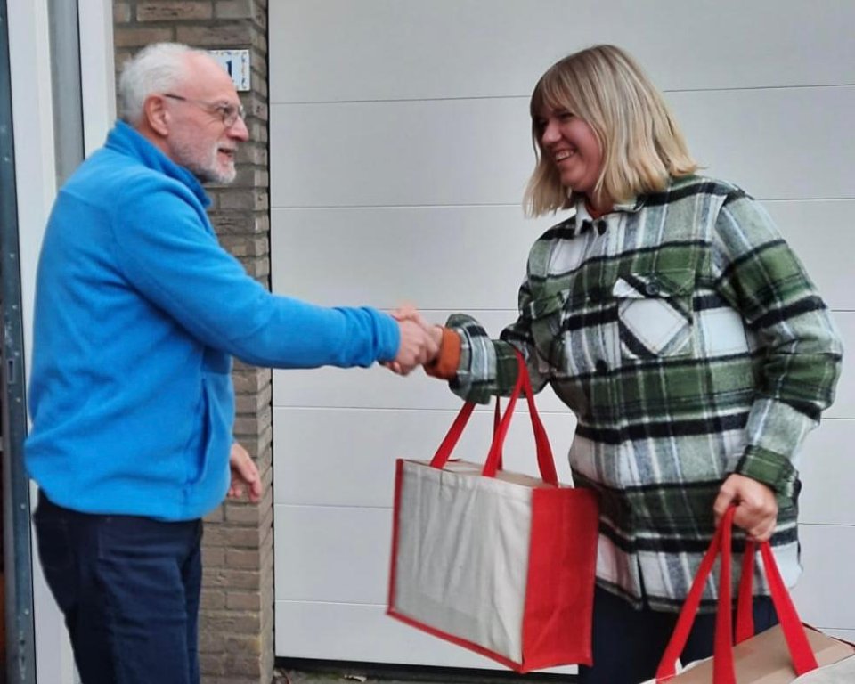 Inwoner krijgt presentje van wethouder Edema