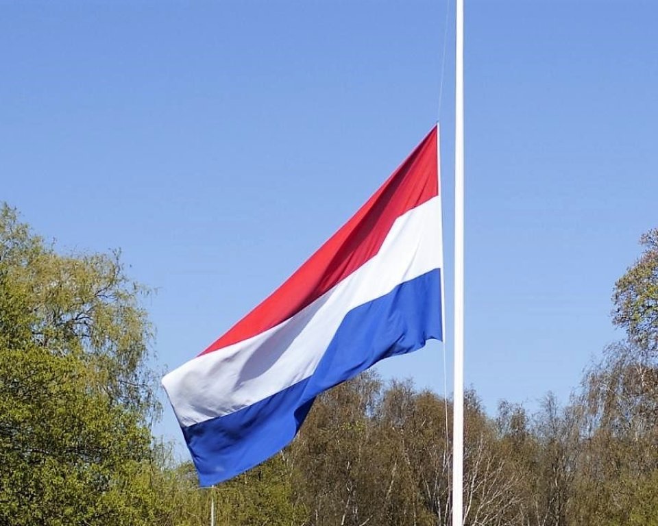 Nederlandse vlag half stok