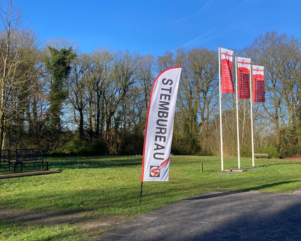 Vlaggen stembureau en gemeente Ooststellingwerf